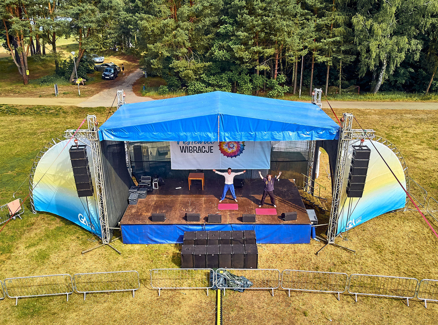 Festiwal Wibracje 3.0. Festiwal Wibracje rokrocznie przyciąga entuzjastów harmonijnego rozwoju, poszukiwaczy wiedzy i pasjonatów życia, spotykających się, by wzajemnie się inspirować i rozwijać swoje potencjały. Kilkutysięczna społeczność charakteryzująca się szczególnym poziomem świadomości rokrocznie wspólnie celebruje radosny czas pośród zieleni drzew, nad słoneczną plażą i w cieniu sosnowego lasu.