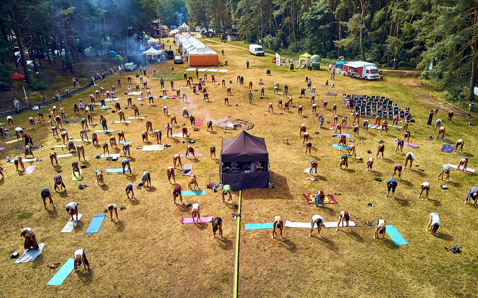 Festiwal Wibracje 3.0. Festiwal Wibracje rokrocznie przyciąga entuzjastów harmonijnego rozwoju, poszukiwaczy wiedzy i pasjonatów życia, spotykających się, by wzajemnie się inspirować i rozwijać swoje potencjały. Kilkutysięczna społeczność charakteryzująca się szczególnym poziomem świadomości rokrocznie wspólnie celebruje radosny czas pośród zieleni drzew, nad słoneczną plażą i w cieniu sosnowego lasu.