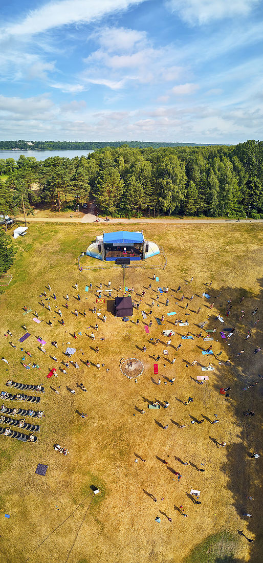 Festiwal Wibracje 3.0. Festiwal Wibracje rokrocznie przyciąga entuzjastów harmonijnego rozwoju, poszukiwaczy wiedzy i pasjonatów życia, spotykających się, by wzajemnie się inspirować i rozwijać swoje potencjały. Kilkutysięczna społeczność charakteryzująca się szczególnym poziomem świadomości rokrocznie wspólnie celebruje radosny czas pośród zieleni drzew, nad słoneczną plażą i w cieniu sosnowego lasu.