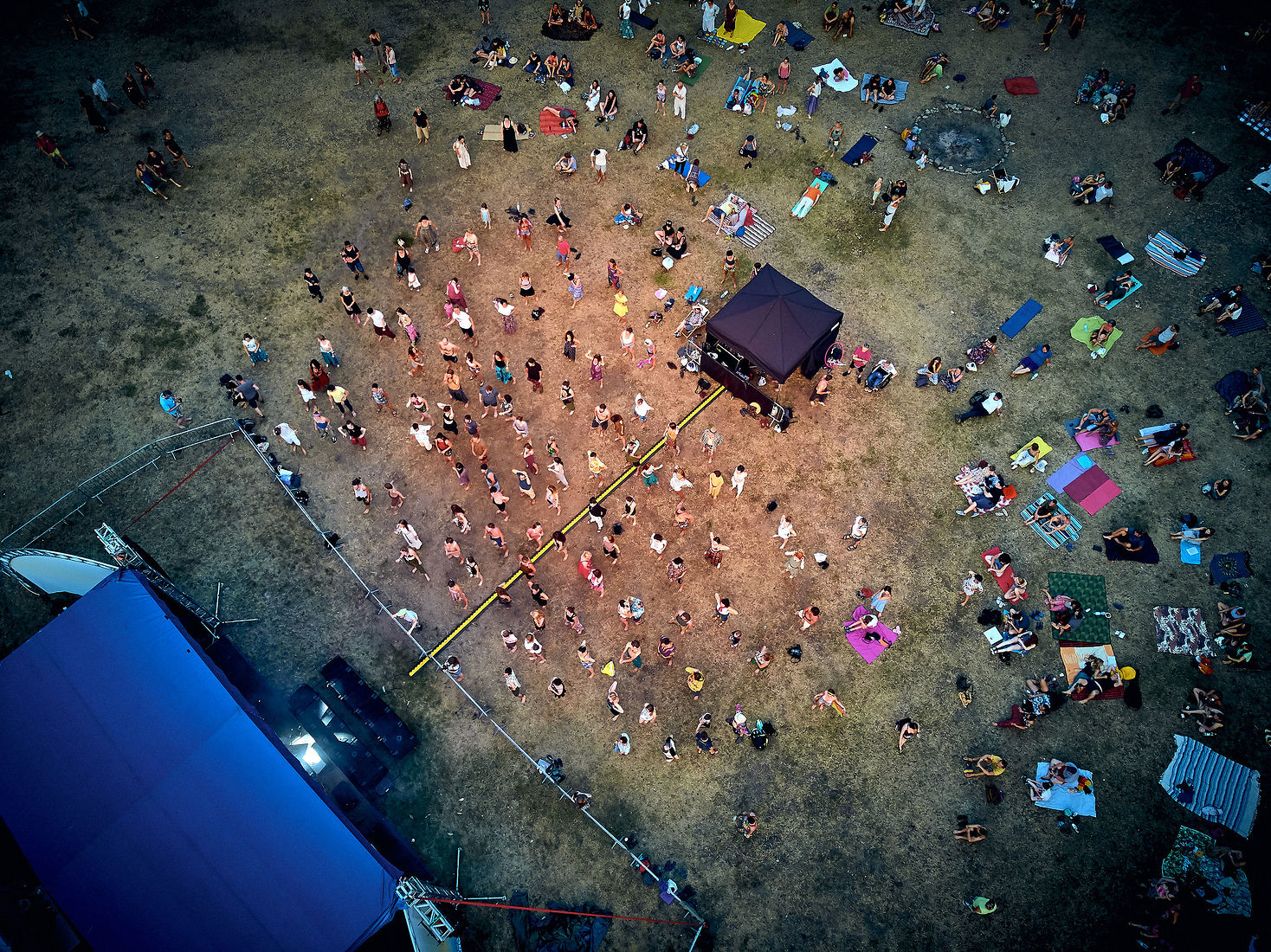 Festiwal Wibracje 3.0. Festiwal Wibracje rokrocznie przyciąga entuzjastów harmonijnego rozwoju, poszukiwaczy wiedzy i pasjonatów życia, spotykających się, by wzajemnie się inspirować i rozwijać swoje potencjały. Kilkutysięczna społeczność charakteryzująca się szczególnym poziomem świadomości rokrocznie wspólnie celebruje radosny czas pośród zieleni drzew, nad słoneczną plażą i w cieniu sosnowego lasu.