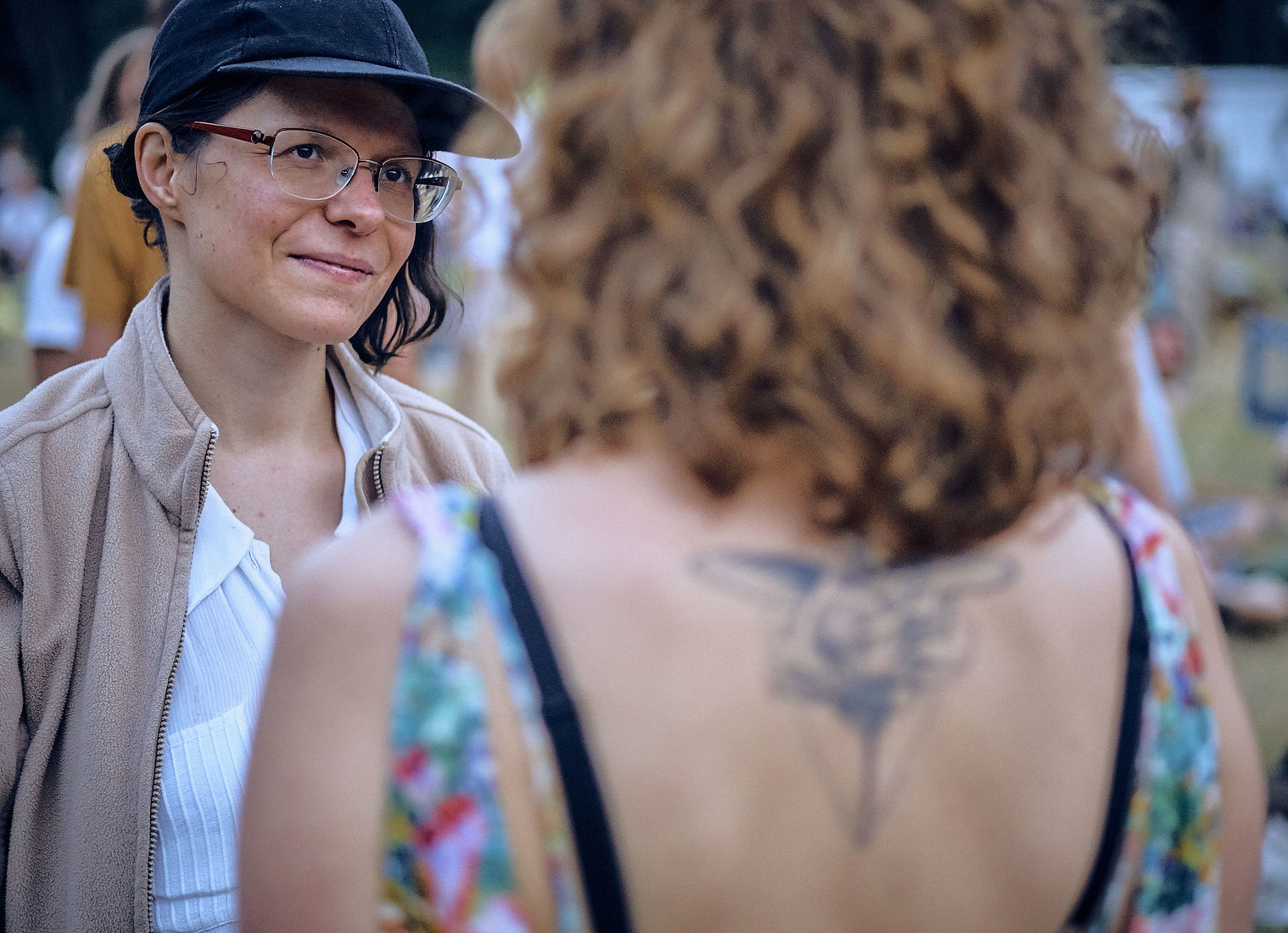 Festiwal Wibracje 3.0. Festiwal Wibracje rokrocznie przyciąga entuzjastów harmonijnego rozwoju, poszukiwaczy wiedzy i pasjonatów życia, spotykających się, by wzajemnie się inspirować i rozwijać swoje potencjały. Kilkutysięczna społeczność charakteryzująca się szczególnym poziomem świadomości rokrocznie wspólnie celebruje radosny czas pośród zieleni drzew, nad słoneczną plażą i w cieniu sosnowego lasu.