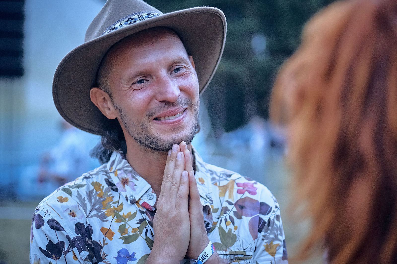 Festiwal Wibracje 3.0. Festiwal Wibracje rokrocznie przyciąga entuzjastów harmonijnego rozwoju, poszukiwaczy wiedzy i pasjonatów życia, spotykających się, by wzajemnie się inspirować i rozwijać swoje potencjały. Kilkutysięczna społeczność charakteryzująca się szczególnym poziomem świadomości rokrocznie wspólnie celebruje radosny czas pośród zieleni drzew, nad słoneczną plażą i w cieniu sosnowego lasu.