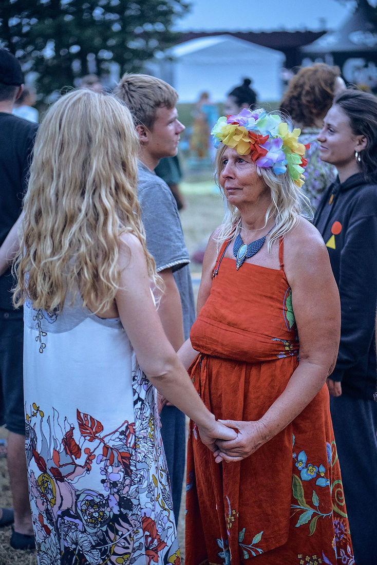 Festiwal Wibracje 3.0. Festiwal Wibracje rokrocznie przyciąga entuzjastów harmonijnego rozwoju, poszukiwaczy wiedzy i pasjonatów życia, spotykających się, by wzajemnie się inspirować i rozwijać swoje potencjały. Kilkutysięczna społeczność charakteryzująca się szczególnym poziomem świadomości rokrocznie wspólnie celebruje radosny czas pośród zieleni drzew, nad słoneczną plażą i w cieniu sosnowego lasu.