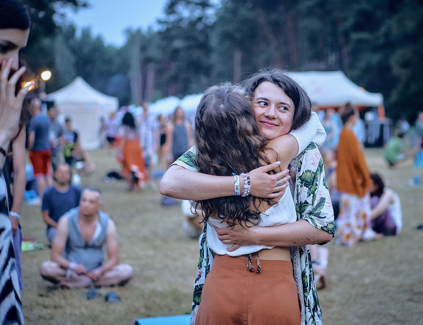 Festiwal Wibracje 3.0. Festiwal Wibracje rokrocznie przyciąga entuzjastów harmonijnego rozwoju, poszukiwaczy wiedzy i pasjonatów życia, spotykających się, by wzajemnie się inspirować i rozwijać swoje potencjały. Kilkutysięczna społeczność charakteryzująca się szczególnym poziomem świadomości rokrocznie wspólnie celebruje radosny czas pośród zieleni drzew, nad słoneczną plażą i w cieniu sosnowego lasu.