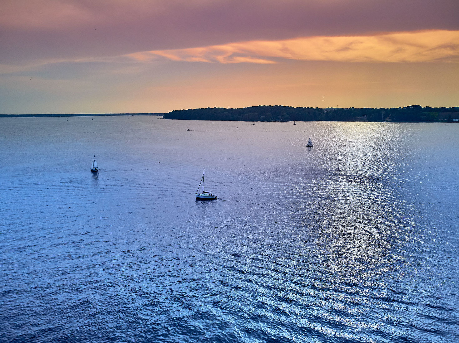 Festiwal Wibracje 3.0. Festiwal Wibracje rokrocznie przyciąga entuzjastów harmonijnego rozwoju, poszukiwaczy wiedzy i pasjonatów życia, spotykających się, by wzajemnie się inspirować i rozwijać swoje potencjały. Kilkutysięczna społeczność charakteryzująca się szczególnym poziomem świadomości rokrocznie wspólnie celebruje radosny czas pośród zieleni drzew, nad słoneczną plażą i w cieniu sosnowego lasu.