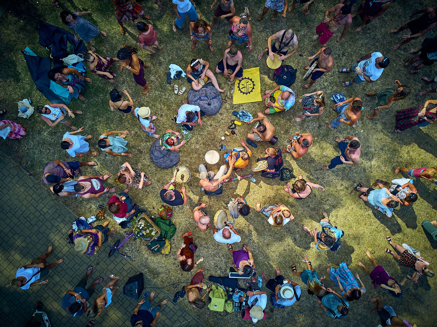 Festiwal Wibracje 3.0. Festiwal Wibracje rokrocznie przyciąga entuzjastów harmonijnego rozwoju, poszukiwaczy wiedzy i pasjonatów życia, spotykających się, by wzajemnie się inspirować i rozwijać swoje potencjały. Kilkutysięczna społeczność charakteryzująca się szczególnym poziomem świadomości rokrocznie wspólnie celebruje radosny czas pośród zieleni drzew, nad słoneczną plażą i w cieniu sosnowego lasu.