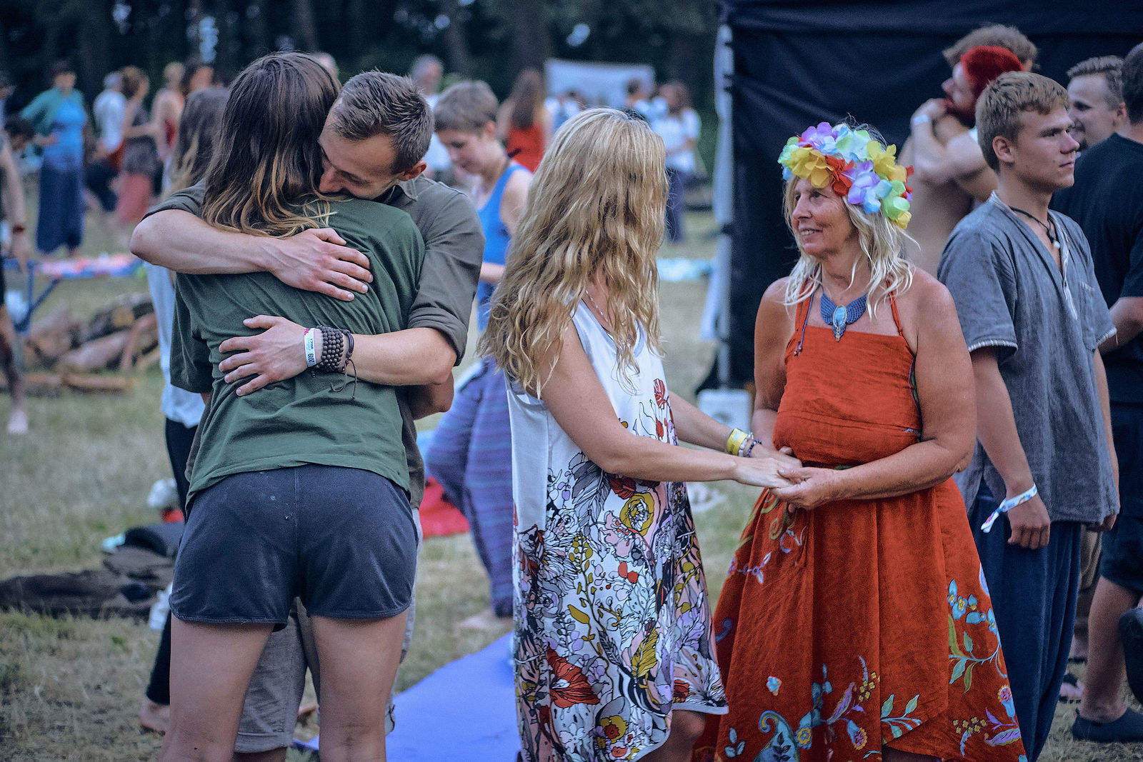 Festiwal Wibracje 3.0. Festiwal Wibracje rokrocznie przyciąga entuzjastów harmonijnego rozwoju, poszukiwaczy wiedzy i pasjonatów życia, spotykających się, by wzajemnie się inspirować i rozwijać swoje potencjały. Kilkutysięczna społeczność charakteryzująca się szczególnym poziomem świadomości rokrocznie wspólnie celebruje radosny czas pośród zieleni drzew, nad słoneczną plażą i w cieniu sosnowego lasu.