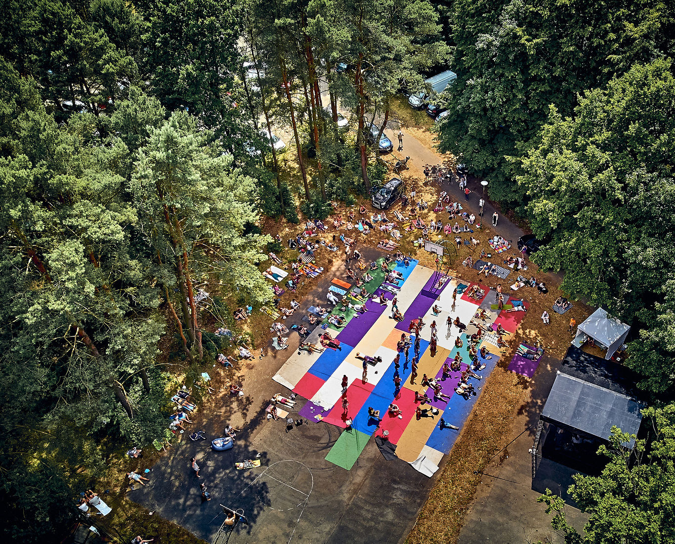 Festiwal Wibracje 3.0. Festiwal Wibracje rokrocznie przyciąga entuzjastów harmonijnego rozwoju, poszukiwaczy wiedzy i pasjonatów życia, spotykających się, by wzajemnie się inspirować i rozwijać swoje potencjały. Kilkutysięczna społeczność charakteryzująca się szczególnym poziomem świadomości rokrocznie wspólnie celebruje radosny czas pośród zieleni drzew, nad słoneczną plażą i w cieniu sosnowego lasu.