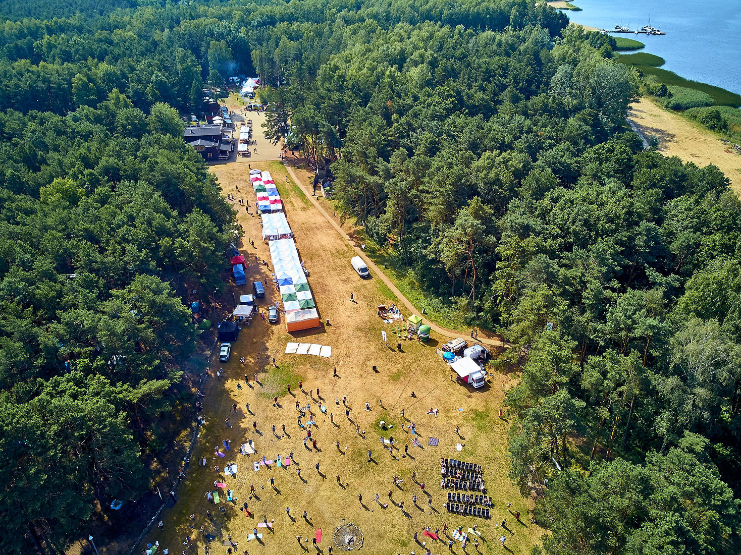 Festiwal Wibracje 3.0. Festiwal Wibracje rokrocznie przyciąga entuzjastów harmonijnego rozwoju, poszukiwaczy wiedzy i pasjonatów życia, spotykających się, by wzajemnie się inspirować i rozwijać swoje potencjały. Kilkutysięczna społeczność charakteryzująca się szczególnym poziomem świadomości rokrocznie wspólnie celebruje radosny czas pośród zieleni drzew, nad słoneczną plażą i w cieniu sosnowego lasu.