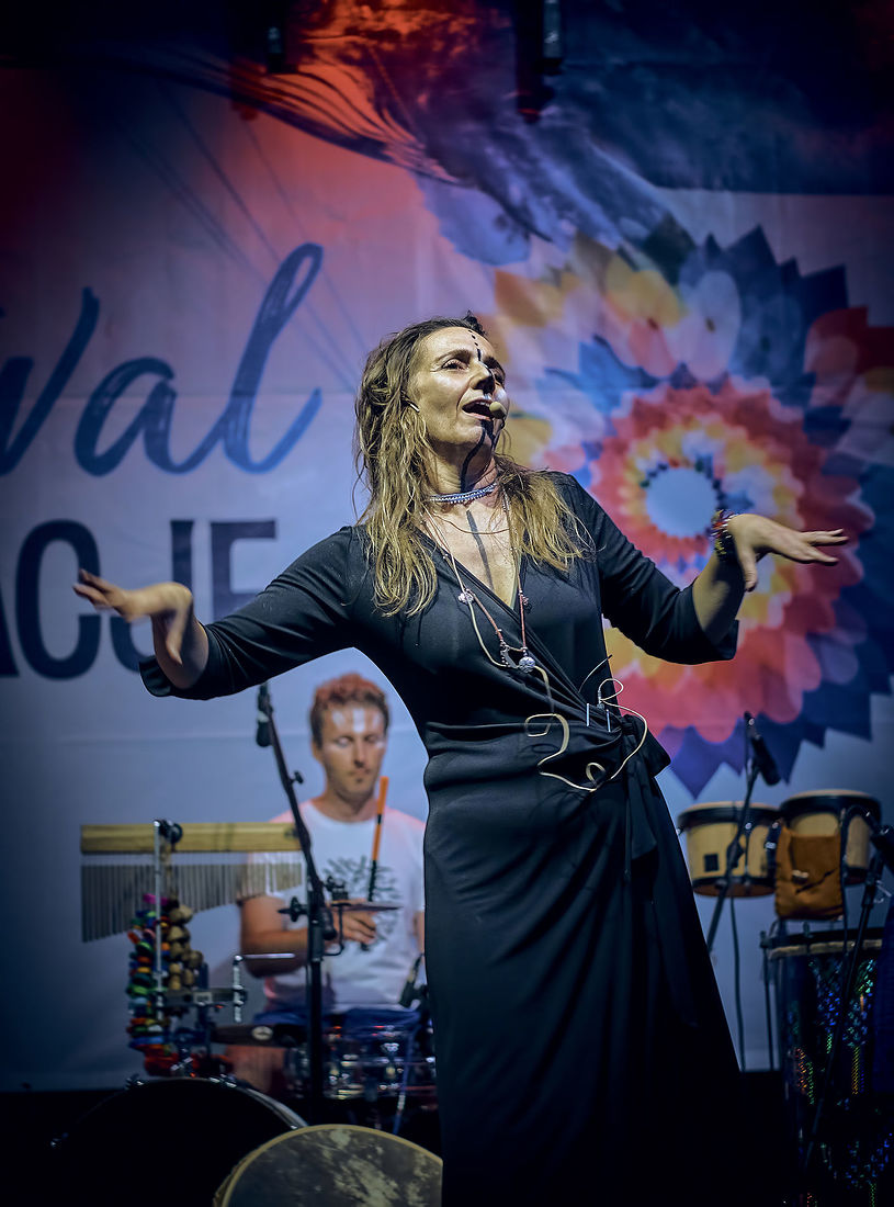 Festiwal Wibracje 3.0. Festiwal Wibracje rokrocznie przyciąga entuzjastów harmonijnego rozwoju, poszukiwaczy wiedzy i pasjonatów życia, spotykających się, by wzajemnie się inspirować i rozwijać swoje potencjały. Kilkutysięczna społeczność charakteryzująca się szczególnym poziomem świadomości rokrocznie wspólnie celebruje radosny czas pośród zieleni drzew, nad słoneczną plażą i w cieniu sosnowego lasu.