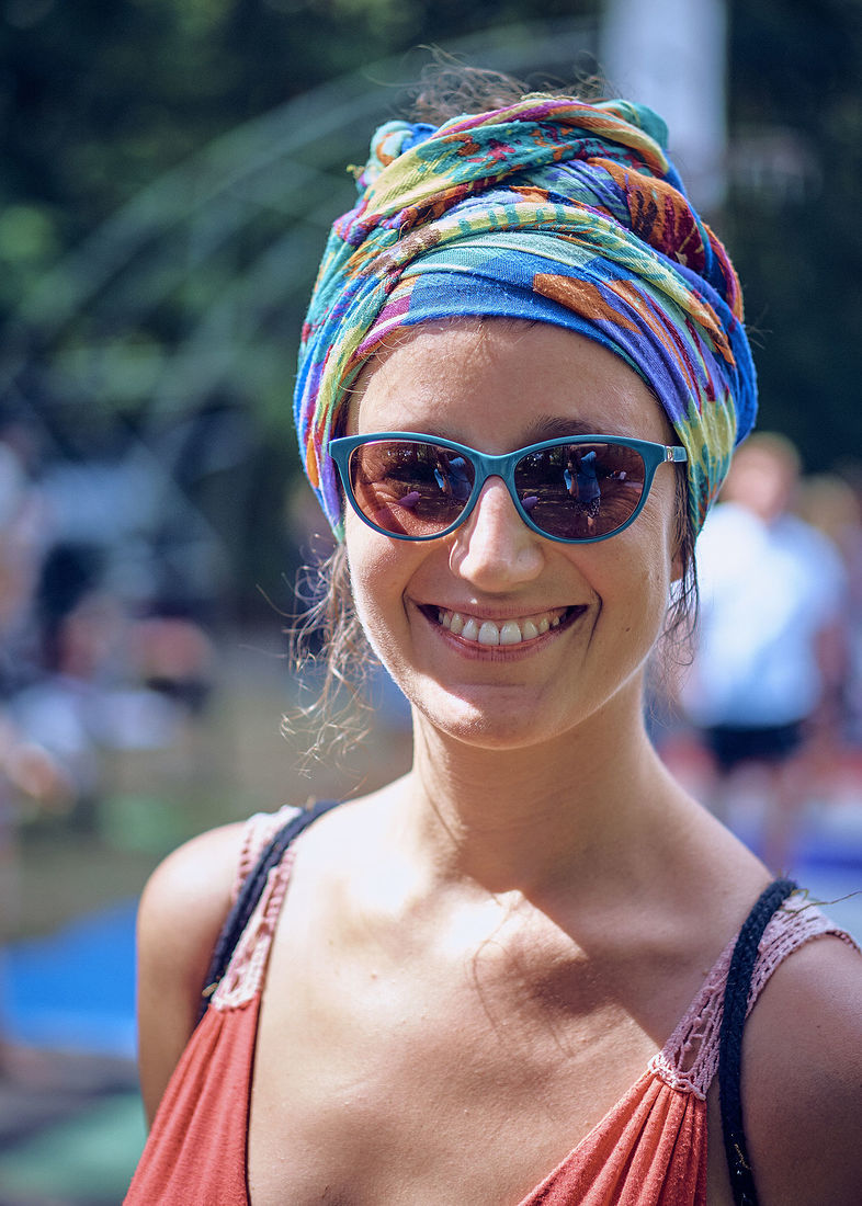 Festiwal Wibracje 3.0. Festiwal Wibracje rokrocznie przyciąga entuzjastów harmonijnego rozwoju, poszukiwaczy wiedzy i pasjonatów życia, spotykających się, by wzajemnie się inspirować i rozwijać swoje potencjały. Kilkutysięczna społeczność charakteryzująca się szczególnym poziomem świadomości rokrocznie wspólnie celebruje radosny czas pośród zieleni drzew, nad słoneczną plażą i w cieniu sosnowego lasu.