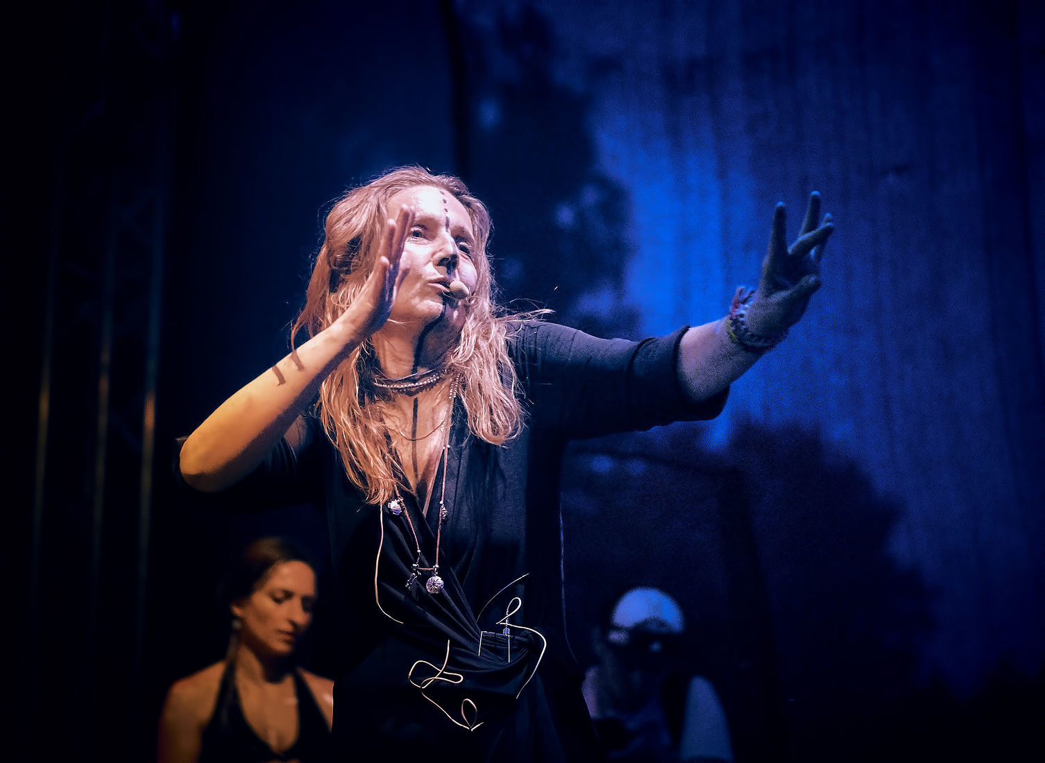 Festiwal Wibracje 3.0. Festiwal Wibracje rokrocznie przyciąga entuzjastów harmonijnego rozwoju, poszukiwaczy wiedzy i pasjonatów życia, spotykających się, by wzajemnie się inspirować i rozwijać swoje potencjały. Kilkutysięczna społeczność charakteryzująca się szczególnym poziomem świadomości rokrocznie wspólnie celebruje radosny czas pośród zieleni drzew, nad słoneczną plażą i w cieniu sosnowego lasu.