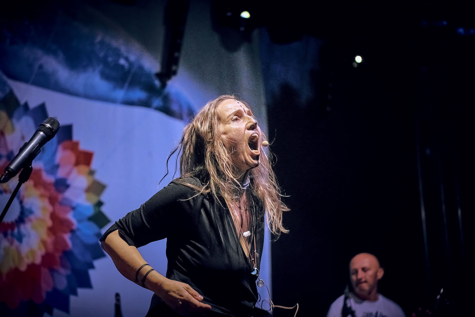 Festiwal Wibracje 3.0. Festiwal Wibracje rokrocznie przyciąga entuzjastów harmonijnego rozwoju, poszukiwaczy wiedzy i pasjonatów życia, spotykających się, by wzajemnie się inspirować i rozwijać swoje potencjały. Kilkutysięczna społeczność charakteryzująca się szczególnym poziomem świadomości rokrocznie wspólnie celebruje radosny czas pośród zieleni drzew, nad słoneczną plażą i w cieniu sosnowego lasu.