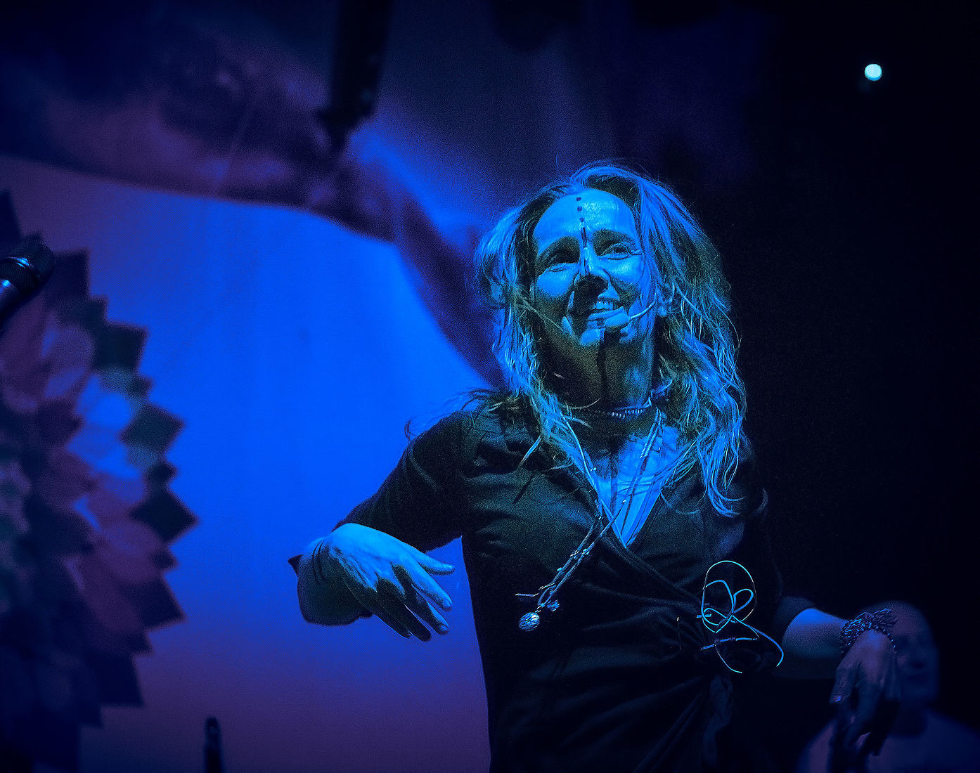 Festiwal Wibracje 3.0. Festiwal Wibracje rokrocznie przyciąga entuzjastów harmonijnego rozwoju, poszukiwaczy wiedzy i pasjonatów życia, spotykających się, by wzajemnie się inspirować i rozwijać swoje potencjały. Kilkutysięczna społeczność charakteryzująca się szczególnym poziomem świadomości rokrocznie wspólnie celebruje radosny czas pośród zieleni drzew, nad słoneczną plażą i w cieniu sosnowego lasu.