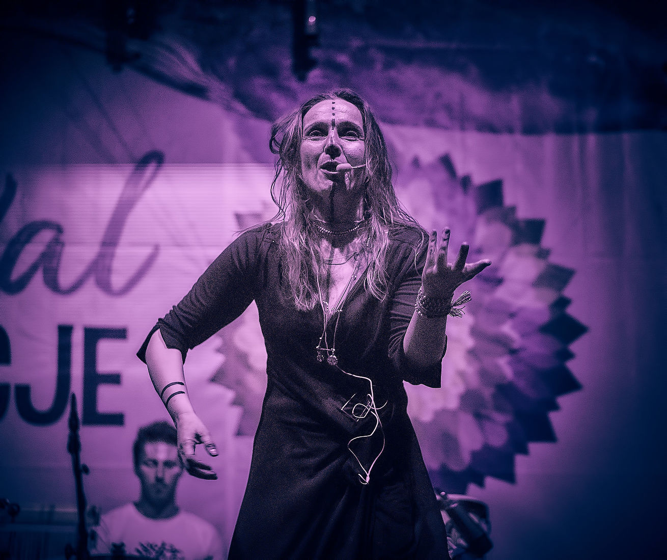 Festiwal Wibracje 3.0. Festiwal Wibracje rokrocznie przyciąga entuzjastów harmonijnego rozwoju, poszukiwaczy wiedzy i pasjonatów życia, spotykających się, by wzajemnie się inspirować i rozwijać swoje potencjały. Kilkutysięczna społeczność charakteryzująca się szczególnym poziomem świadomości rokrocznie wspólnie celebruje radosny czas pośród zieleni drzew, nad słoneczną plażą i w cieniu sosnowego lasu.