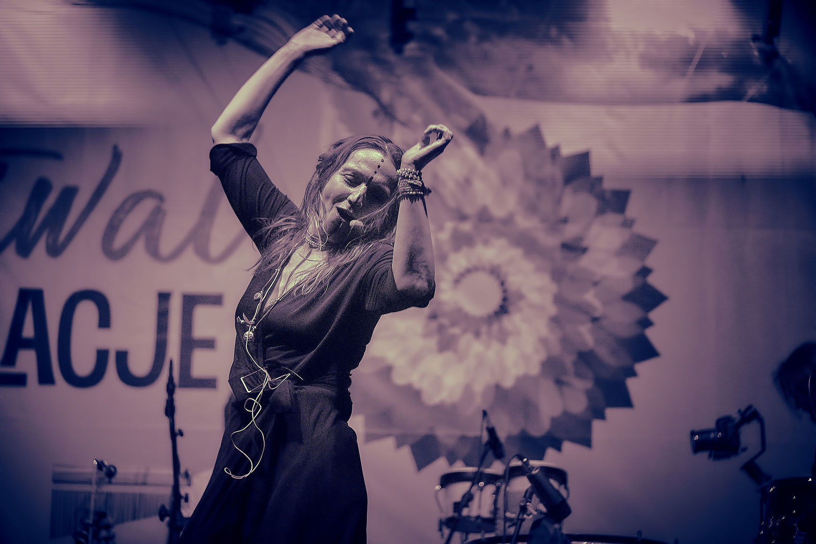 Festiwal Wibracje 3.0. Festiwal Wibracje rokrocznie przyciąga entuzjastów harmonijnego rozwoju, poszukiwaczy wiedzy i pasjonatów życia, spotykających się, by wzajemnie się inspirować i rozwijać swoje potencjały. Kilkutysięczna społeczność charakteryzująca się szczególnym poziomem świadomości rokrocznie wspólnie celebruje radosny czas pośród zieleni drzew, nad słoneczną plażą i w cieniu sosnowego lasu.