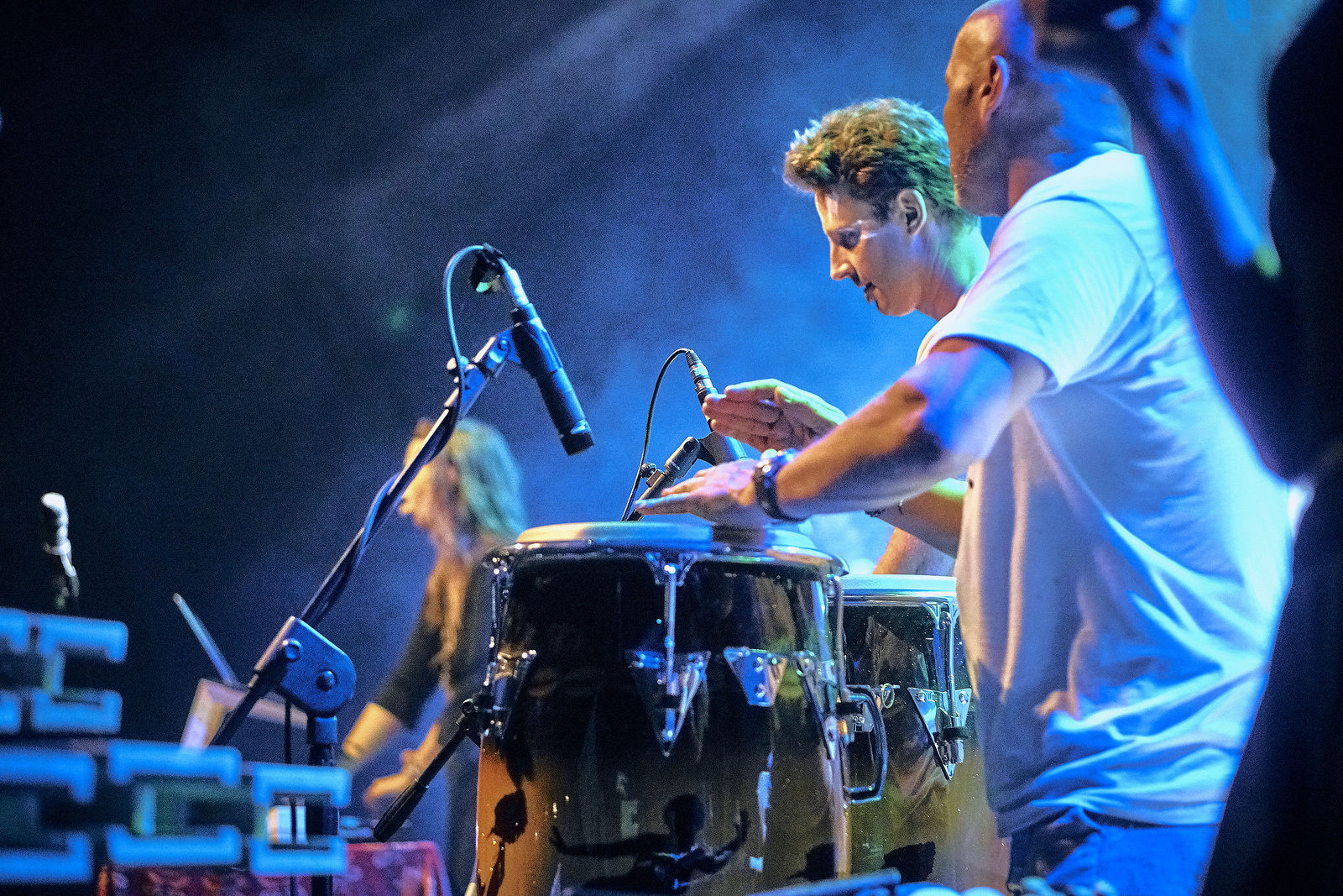 Festiwal Wibracje 3.0. Festiwal Wibracje rokrocznie przyciąga entuzjastów harmonijnego rozwoju, poszukiwaczy wiedzy i pasjonatów życia, spotykających się, by wzajemnie się inspirować i rozwijać swoje potencjały. Kilkutysięczna społeczność charakteryzująca się szczególnym poziomem świadomości rokrocznie wspólnie celebruje radosny czas pośród zieleni drzew, nad słoneczną plażą i w cieniu sosnowego lasu.