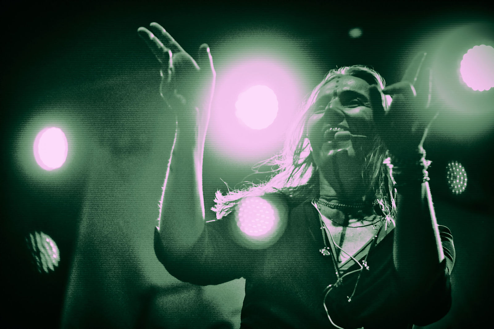 Festiwal Wibracje 3.0. Festiwal Wibracje rokrocznie przyciąga entuzjastów harmonijnego rozwoju, poszukiwaczy wiedzy i pasjonatów życia, spotykających się, by wzajemnie się inspirować i rozwijać swoje potencjały. Kilkutysięczna społeczność charakteryzująca się szczególnym poziomem świadomości rokrocznie wspólnie celebruje radosny czas pośród zieleni drzew, nad słoneczną plażą i w cieniu sosnowego lasu.