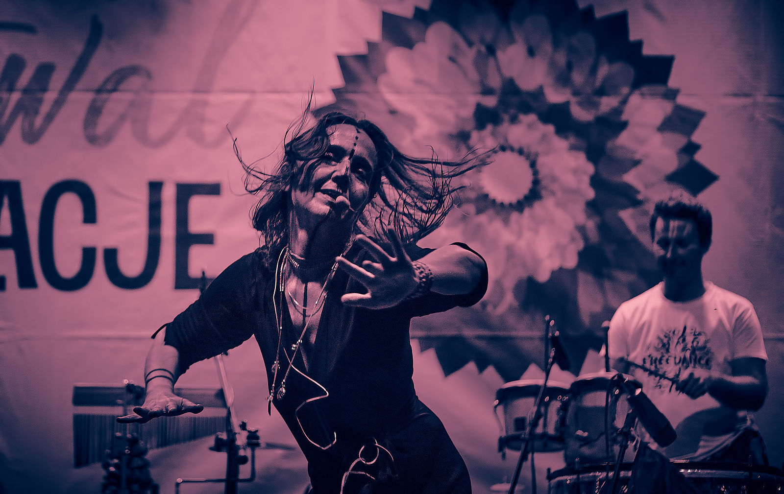 Festiwal Wibracje 3.0. Festiwal Wibracje rokrocznie przyciąga entuzjastów harmonijnego rozwoju, poszukiwaczy wiedzy i pasjonatów życia, spotykających się, by wzajemnie się inspirować i rozwijać swoje potencjały. Kilkutysięczna społeczność charakteryzująca się szczególnym poziomem świadomości rokrocznie wspólnie celebruje radosny czas pośród zieleni drzew, nad słoneczną plażą i w cieniu sosnowego lasu.