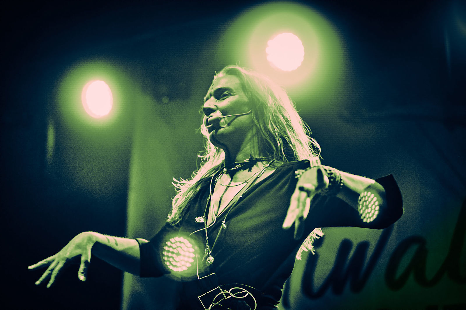 Festiwal Wibracje 3.0. Festiwal Wibracje rokrocznie przyciąga entuzjastów harmonijnego rozwoju, poszukiwaczy wiedzy i pasjonatów życia, spotykających się, by wzajemnie się inspirować i rozwijać swoje potencjały. Kilkutysięczna społeczność charakteryzująca się szczególnym poziomem świadomości rokrocznie wspólnie celebruje radosny czas pośród zieleni drzew, nad słoneczną plażą i w cieniu sosnowego lasu.