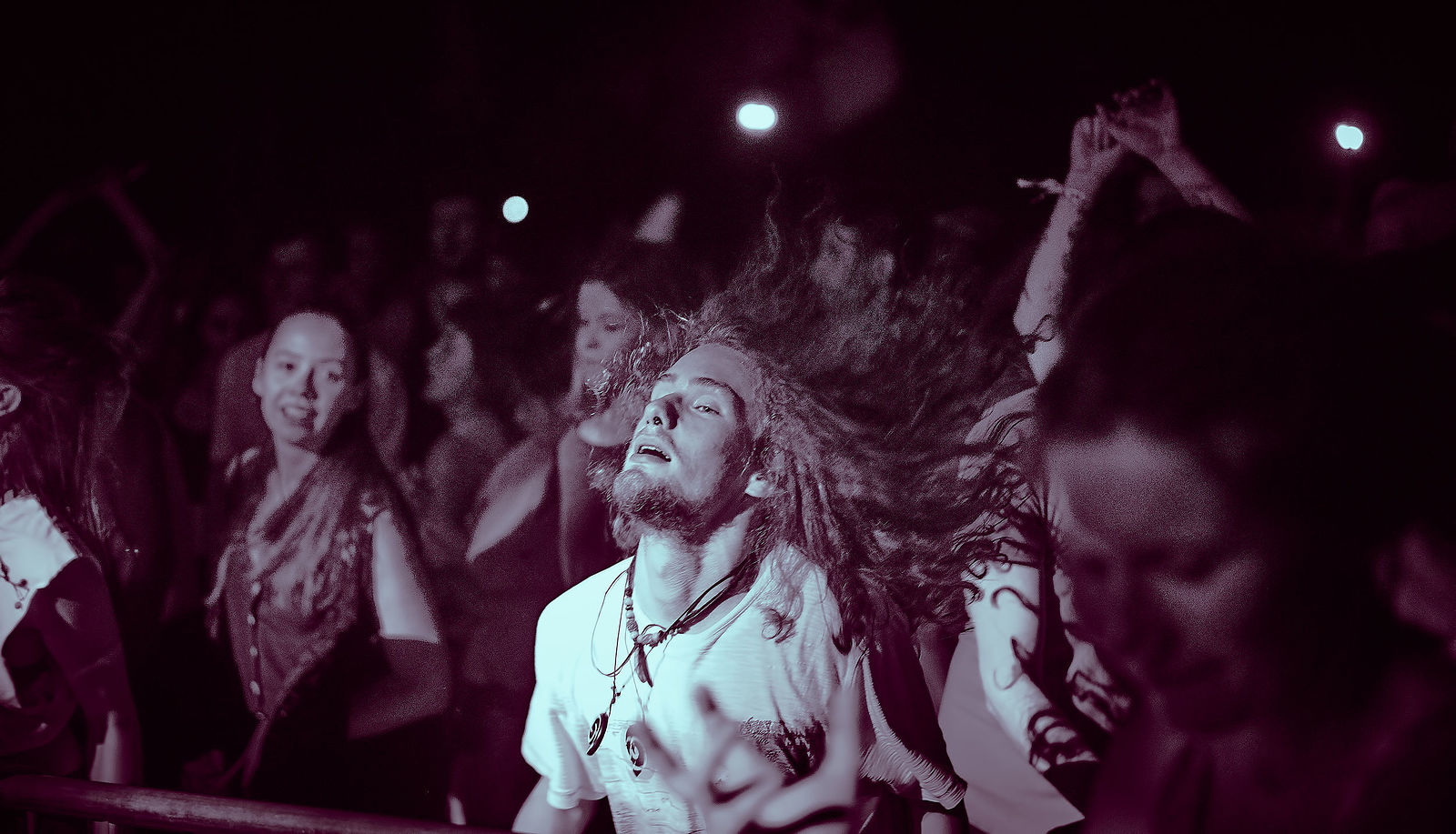 Festiwal Wibracje 3.0. Festiwal Wibracje rokrocznie przyciąga entuzjastów harmonijnego rozwoju, poszukiwaczy wiedzy i pasjonatów życia, spotykających się, by wzajemnie się inspirować i rozwijać swoje potencjały. Kilkutysięczna społeczność charakteryzująca się szczególnym poziomem świadomości rokrocznie wspólnie celebruje radosny czas pośród zieleni drzew, nad słoneczną plażą i w cieniu sosnowego lasu.