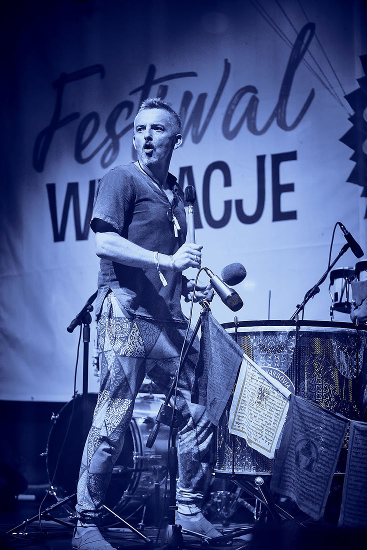 Festiwal Wibracje 3.0. Festiwal Wibracje rokrocznie przyciąga entuzjastów harmonijnego rozwoju, poszukiwaczy wiedzy i pasjonatów życia, spotykających się, by wzajemnie się inspirować i rozwijać swoje potencjały. Kilkutysięczna społeczność charakteryzująca się szczególnym poziomem świadomości rokrocznie wspólnie celebruje radosny czas pośród zieleni drzew, nad słoneczną plażą i w cieniu sosnowego lasu.