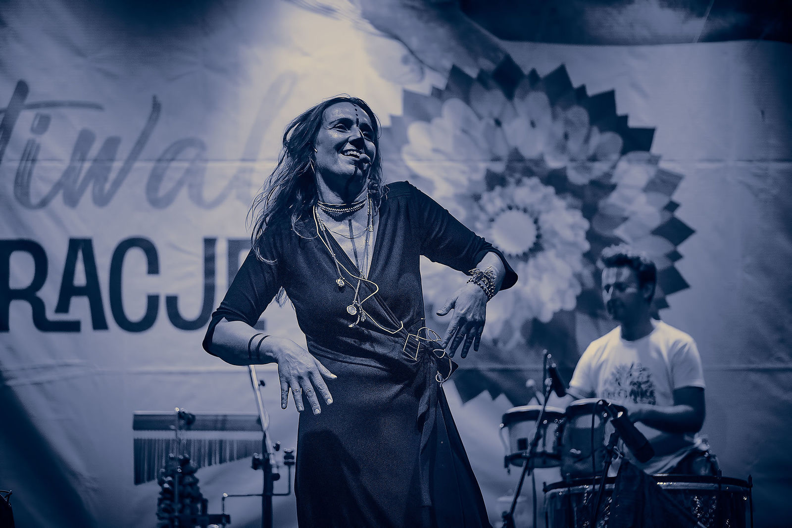 Festiwal Wibracje 3.0. Festiwal Wibracje rokrocznie przyciąga entuzjastów harmonijnego rozwoju, poszukiwaczy wiedzy i pasjonatów życia, spotykających się, by wzajemnie się inspirować i rozwijać swoje potencjały. Kilkutysięczna społeczność charakteryzująca się szczególnym poziomem świadomości rokrocznie wspólnie celebruje radosny czas pośród zieleni drzew, nad słoneczną plażą i w cieniu sosnowego lasu.