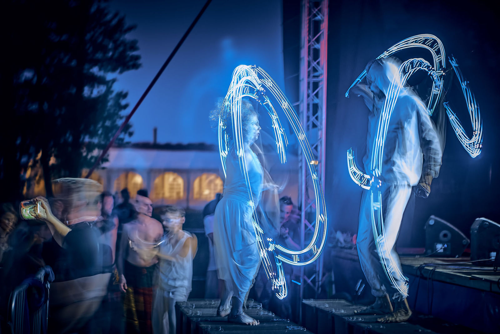 Festiwal Wibracje 3.0. Festiwal Wibracje rokrocznie przyciąga entuzjastów harmonijnego rozwoju, poszukiwaczy wiedzy i pasjonatów życia, spotykających się, by wzajemnie się inspirować i rozwijać swoje potencjały. Kilkutysięczna społeczność charakteryzująca się szczególnym poziomem świadomości rokrocznie wspólnie celebruje radosny czas pośród zieleni drzew, nad słoneczną plażą i w cieniu sosnowego lasu.