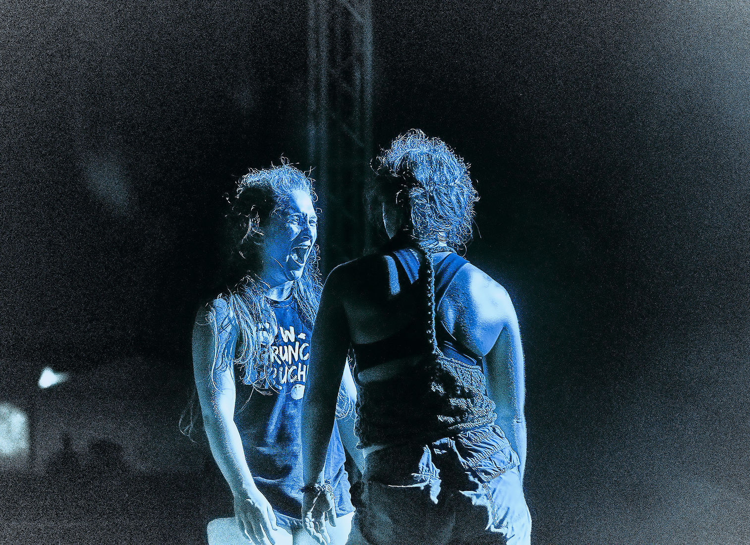 Festiwal Wibracje 3.0. Festiwal Wibracje rokrocznie przyciąga entuzjastów harmonijnego rozwoju, poszukiwaczy wiedzy i pasjonatów życia, spotykających się, by wzajemnie się inspirować i rozwijać swoje potencjały. Kilkutysięczna społeczność charakteryzująca się szczególnym poziomem świadomości rokrocznie wspólnie celebruje radosny czas pośród zieleni drzew, nad słoneczną plażą i w cieniu sosnowego lasu.