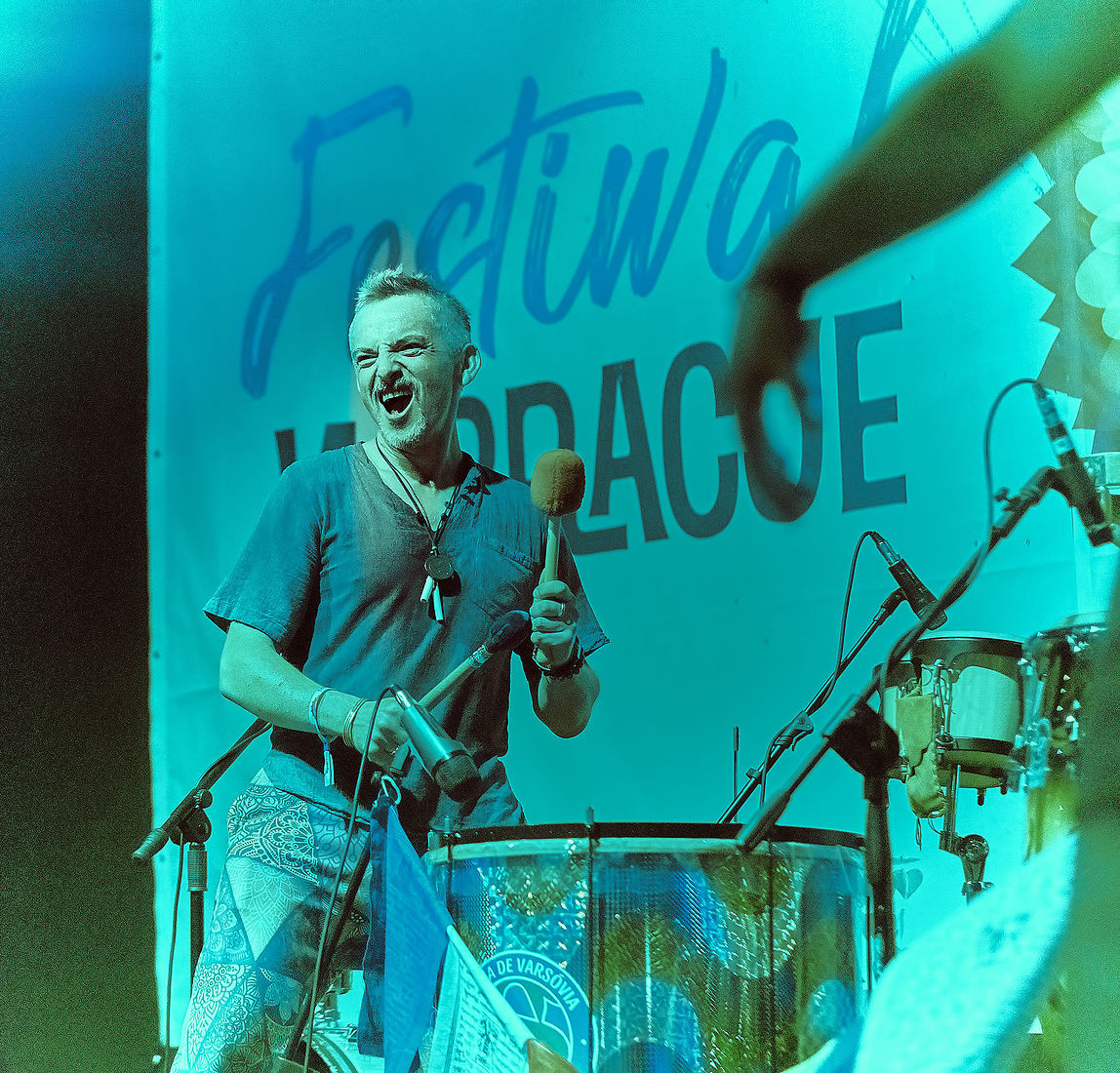 Festiwal Wibracje 3.0. Festiwal Wibracje rokrocznie przyciąga entuzjastów harmonijnego rozwoju, poszukiwaczy wiedzy i pasjonatów życia, spotykających się, by wzajemnie się inspirować i rozwijać swoje potencjały. Kilkutysięczna społeczność charakteryzująca się szczególnym poziomem świadomości rokrocznie wspólnie celebruje radosny czas pośród zieleni drzew, nad słoneczną plażą i w cieniu sosnowego lasu.