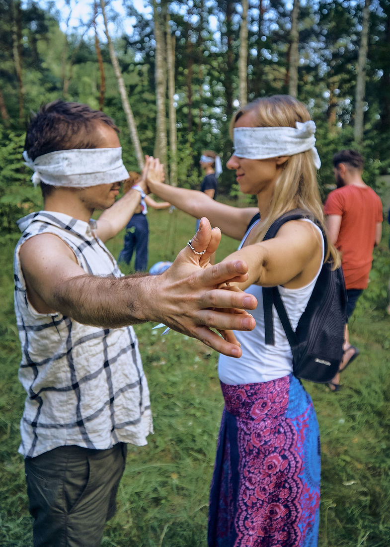 Festiwal Wibracje 3.0. Festiwal Wibracje rokrocznie przyciąga entuzjastów harmonijnego rozwoju, poszukiwaczy wiedzy i pasjonatów życia, spotykających się, by wzajemnie się inspirować i rozwijać swoje potencjały. Kilkutysięczna społeczność charakteryzująca się szczególnym poziomem świadomości rokrocznie wspólnie celebruje radosny czas pośród zieleni drzew, nad słoneczną plażą i w cieniu sosnowego lasu.