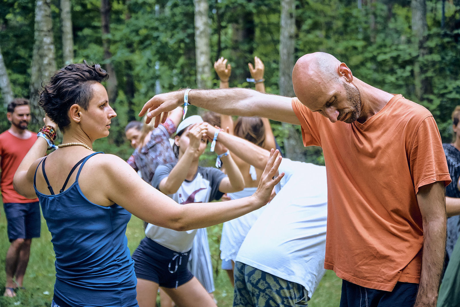 Festiwal Wibracje 3.0. Festiwal Wibracje rokrocznie przyciąga entuzjastów harmonijnego rozwoju, poszukiwaczy wiedzy i pasjonatów życia, spotykających się, by wzajemnie się inspirować i rozwijać swoje potencjały. Kilkutysięczna społeczność charakteryzująca się szczególnym poziomem świadomości rokrocznie wspólnie celebruje radosny czas pośród zieleni drzew, nad słoneczną plażą i w cieniu sosnowego lasu.