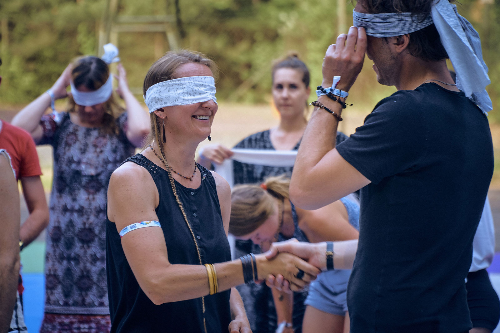 Festiwal Wibracje 3.0. Festiwal Wibracje rokrocznie przyciąga entuzjastów harmonijnego rozwoju, poszukiwaczy wiedzy i pasjonatów życia, spotykających się, by wzajemnie się inspirować i rozwijać swoje potencjały. Kilkutysięczna społeczność charakteryzująca się szczególnym poziomem świadomości rokrocznie wspólnie celebruje radosny czas pośród zieleni drzew, nad słoneczną plażą i w cieniu sosnowego lasu.