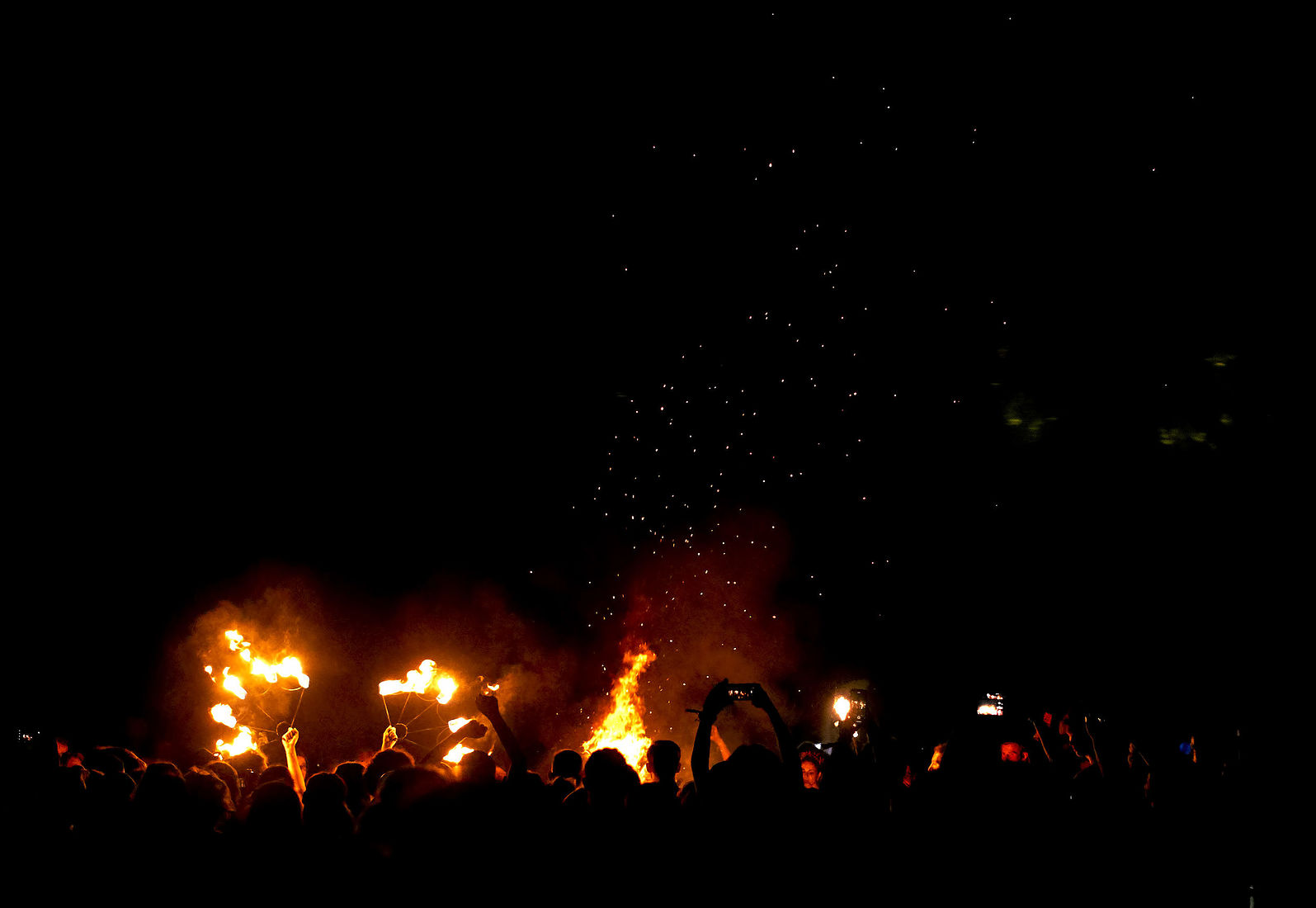 Festiwal Wibracje 3.0. Festiwal Wibracje rokrocznie przyciąga entuzjastów harmonijnego rozwoju, poszukiwaczy wiedzy i pasjonatów życia, spotykających się, by wzajemnie się inspirować i rozwijać swoje potencjały. Kilkutysięczna społeczność charakteryzująca się szczególnym poziomem świadomości rokrocznie wspólnie celebruje radosny czas pośród zieleni drzew, nad słoneczną plażą i w cieniu sosnowego lasu.