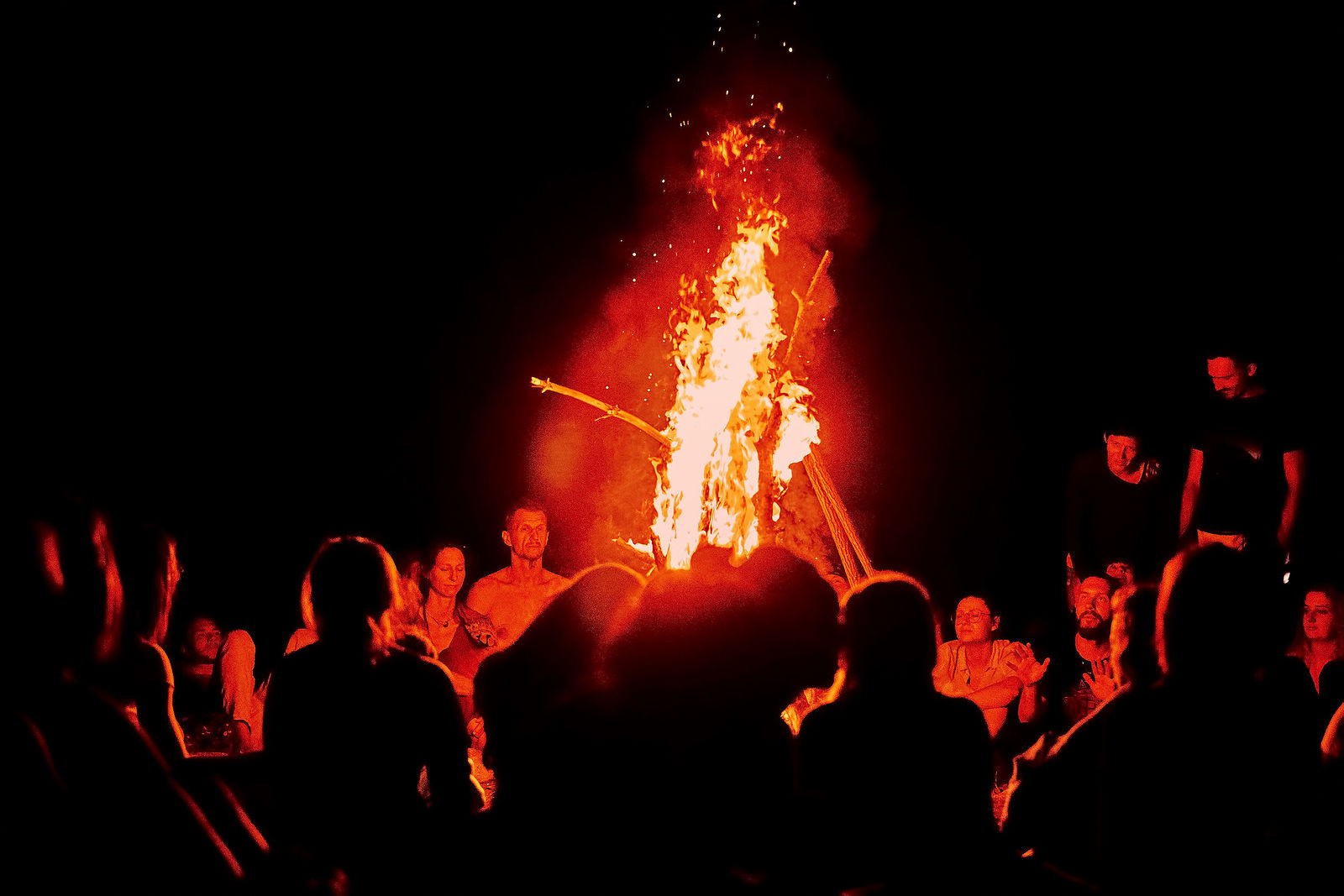 Festiwal Wibracje 3.0. Festiwal Wibracje rokrocznie przyciąga entuzjastów harmonijnego rozwoju, poszukiwaczy wiedzy i pasjonatów życia, spotykających się, by wzajemnie się inspirować i rozwijać swoje potencjały. Kilkutysięczna społeczność charakteryzująca się szczególnym poziomem świadomości rokrocznie wspólnie celebruje radosny czas pośród zieleni drzew, nad słoneczną plażą i w cieniu sosnowego lasu.