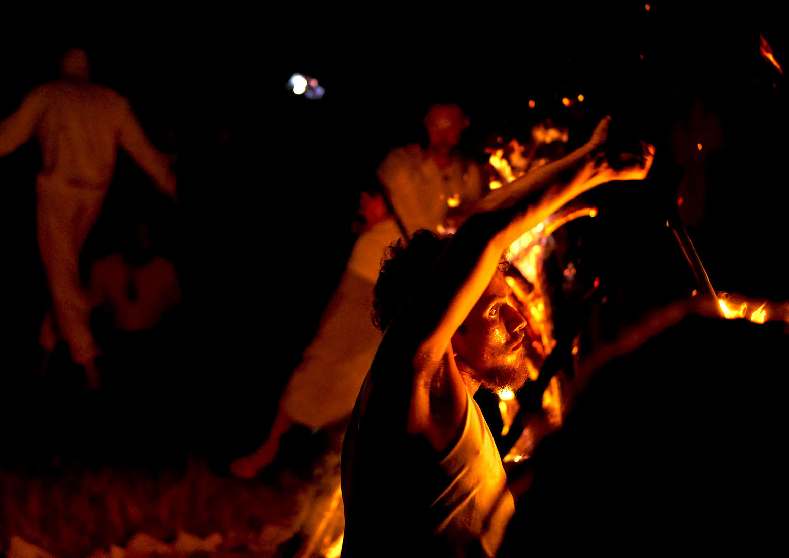 Festiwal Wibracje 3.0. Festiwal Wibracje rokrocznie przyciąga entuzjastów harmonijnego rozwoju, poszukiwaczy wiedzy i pasjonatów życia, spotykających się, by wzajemnie się inspirować i rozwijać swoje potencjały. Kilkutysięczna społeczność charakteryzująca się szczególnym poziomem świadomości rokrocznie wspólnie celebruje radosny czas pośród zieleni drzew, nad słoneczną plażą i w cieniu sosnowego lasu.