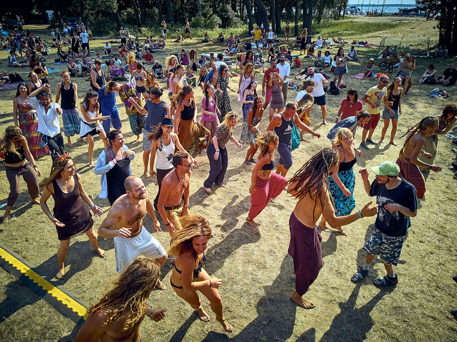 Festiwal Wibracje 3.0. Festiwal Wibracje rokrocznie przyciąga entuzjastów harmonijnego rozwoju, poszukiwaczy wiedzy i pasjonatów życia, spotykających się, by wzajemnie się inspirować i rozwijać swoje potencjały. Kilkutysięczna społeczność charakteryzująca się szczególnym poziomem świadomości rokrocznie wspólnie celebruje radosny czas pośród zieleni drzew, nad słoneczną plażą i w cieniu sosnowego lasu.