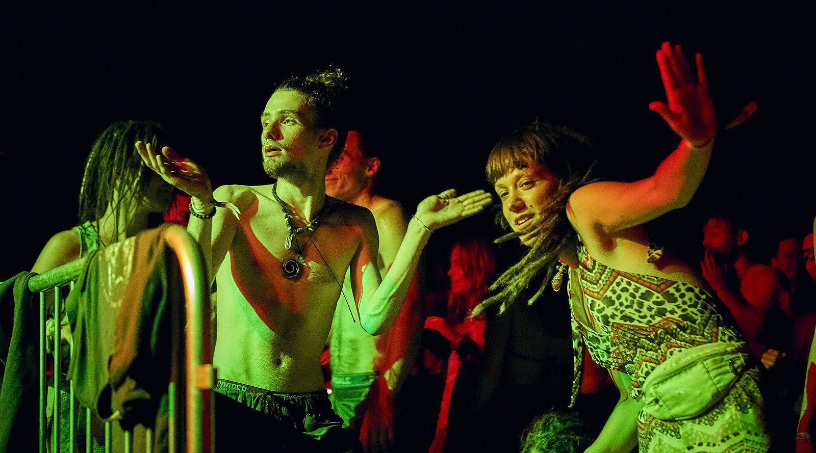 Festiwal Wibracje 3.0. Festiwal Wibracje rokrocznie przyciąga entuzjastów harmonijnego rozwoju, poszukiwaczy wiedzy i pasjonatów życia, spotykających się, by wzajemnie się inspirować i rozwijać swoje potencjały. Kilkutysięczna społeczność charakteryzująca się szczególnym poziomem świadomości rokrocznie wspólnie celebruje radosny czas pośród zieleni drzew, nad słoneczną plażą i w cieniu sosnowego lasu.