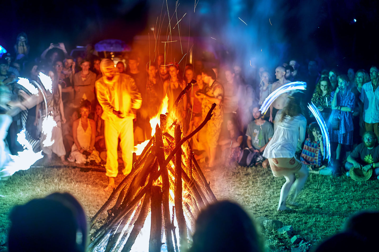 Festiwal Wibracje 3.0. Festiwal Wibracje rokrocznie przyciąga entuzjastów harmonijnego rozwoju, poszukiwaczy wiedzy i pasjonatów życia, spotykających się, by wzajemnie się inspirować i rozwijać swoje potencjały. Kilkutysięczna społeczność charakteryzująca się szczególnym poziomem świadomości rokrocznie wspólnie celebruje radosny czas pośród zieleni drzew, nad słoneczną plażą i w cieniu sosnowego lasu.