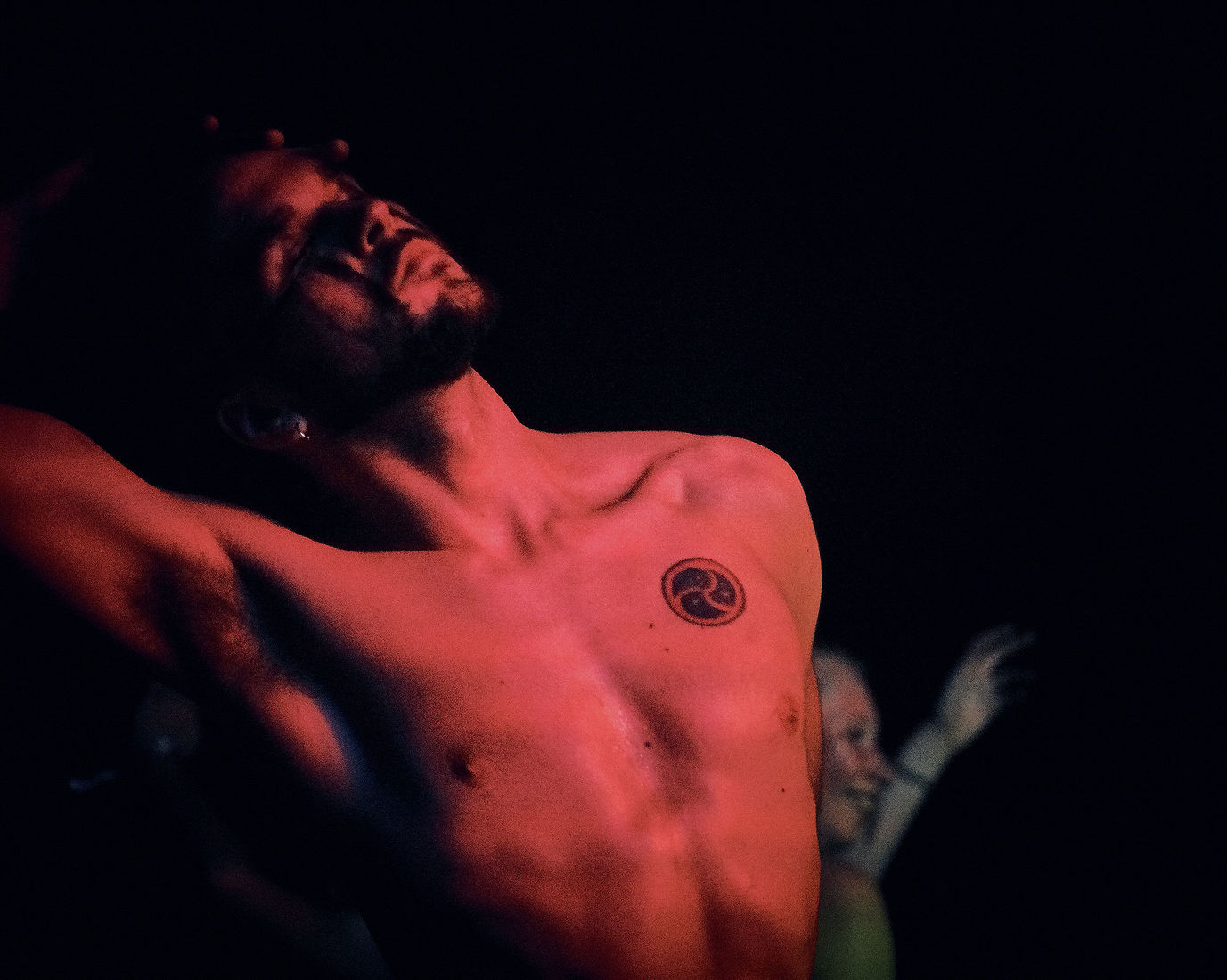 Festiwal Wibracje 3.0. Festiwal Wibracje rokrocznie przyciąga entuzjastów harmonijnego rozwoju, poszukiwaczy wiedzy i pasjonatów życia, spotykających się, by wzajemnie się inspirować i rozwijać swoje potencjały. Kilkutysięczna społeczność charakteryzująca się szczególnym poziomem świadomości rokrocznie wspólnie celebruje radosny czas pośród zieleni drzew, nad słoneczną plażą i w cieniu sosnowego lasu.