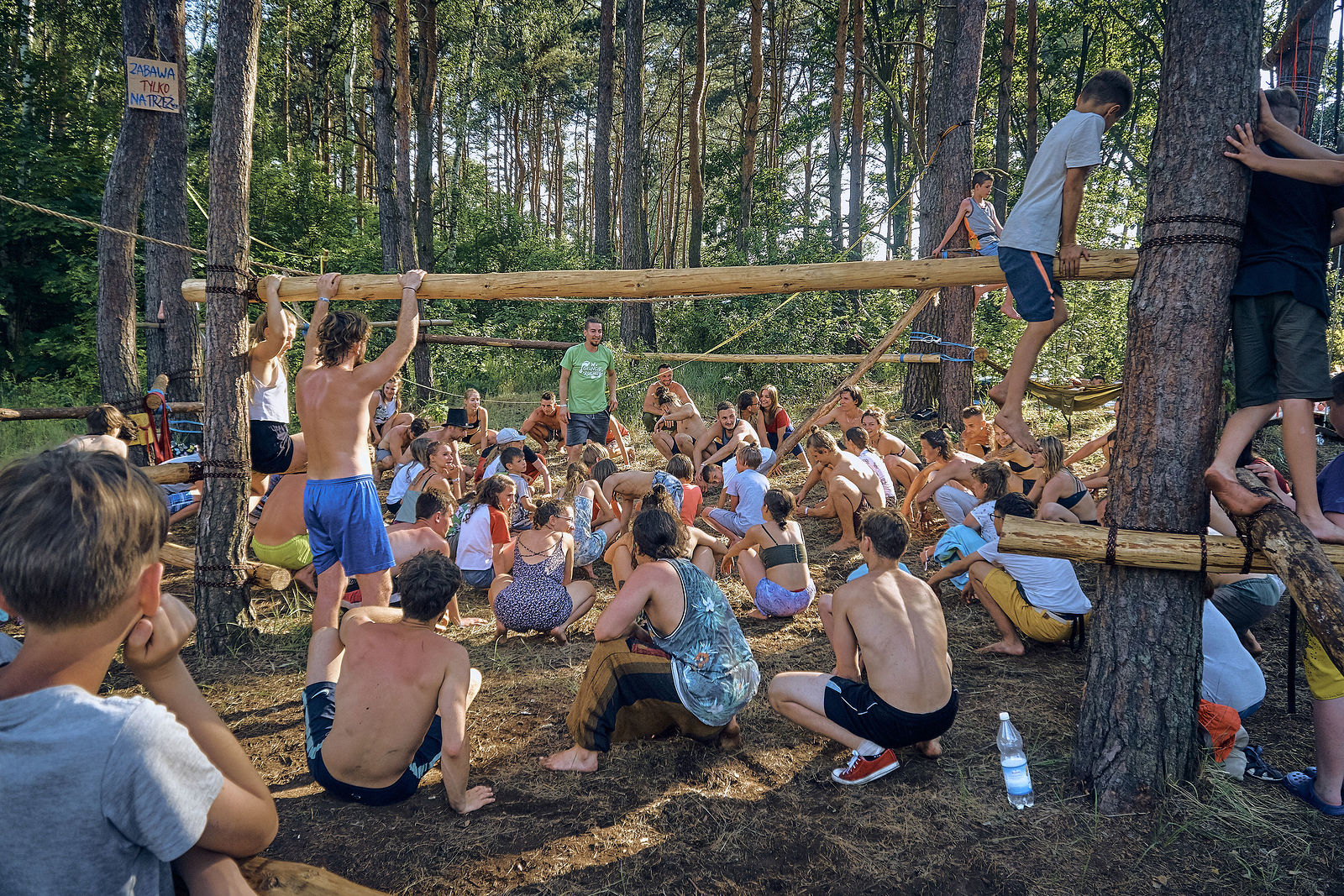 Festiwal Wibracje 3.0. Festiwal Wibracje rokrocznie przyciąga entuzjastów harmonijnego rozwoju, poszukiwaczy wiedzy i pasjonatów życia, spotykających się, by wzajemnie się inspirować i rozwijać swoje potencjały. Kilkutysięczna społeczność charakteryzująca się szczególnym poziomem świadomości rokrocznie wspólnie celebruje radosny czas pośród zieleni drzew, nad słoneczną plażą i w cieniu sosnowego lasu.