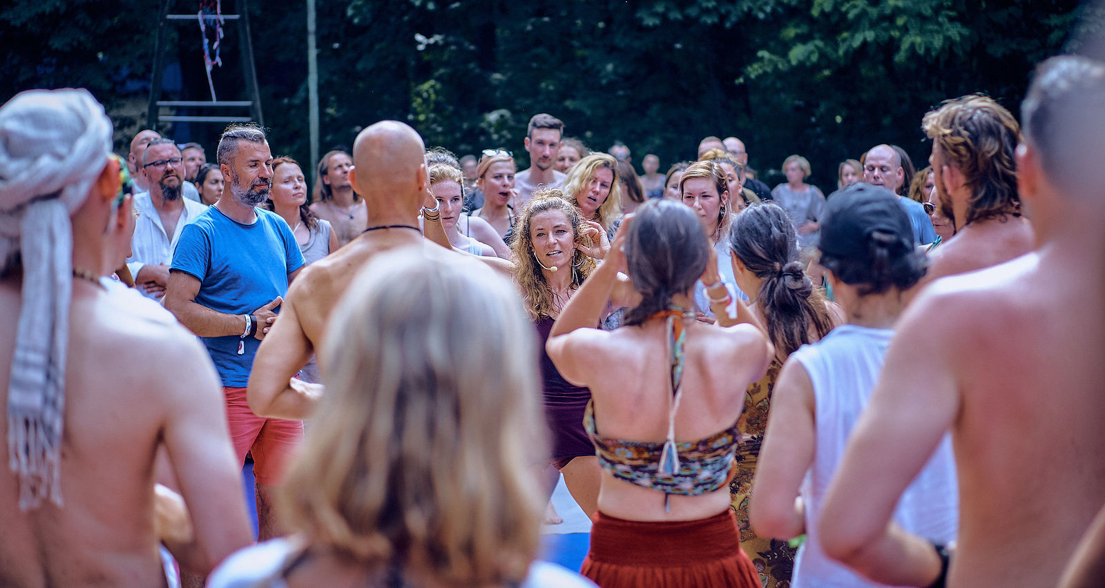 Festiwal Wibracje 3.0. Festiwal Wibracje rokrocznie przyciąga entuzjastów harmonijnego rozwoju, poszukiwaczy wiedzy i pasjonatów życia, spotykających się, by wzajemnie się inspirować i rozwijać swoje potencjały. Kilkutysięczna społeczność charakteryzująca się szczególnym poziomem świadomości rokrocznie wspólnie celebruje radosny czas pośród zieleni drzew, nad słoneczną plażą i w cieniu sosnowego lasu.