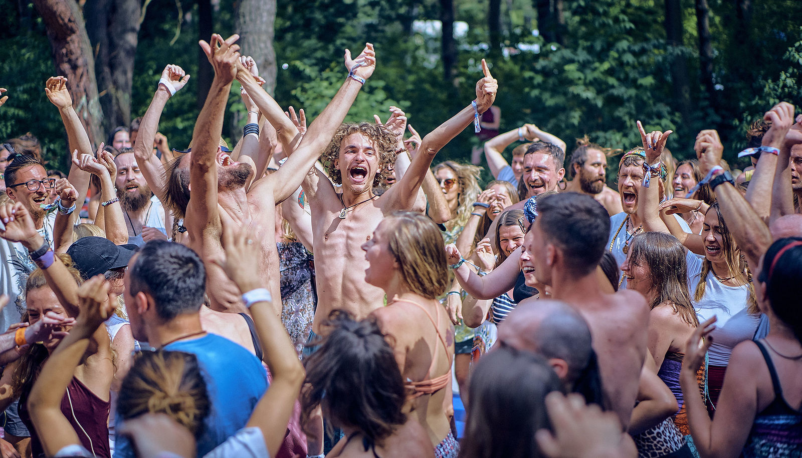 Festiwal Wibracje 3.0. Festiwal Wibracje rokrocznie przyciąga entuzjastów harmonijnego rozwoju, poszukiwaczy wiedzy i pasjonatów życia, spotykających się, by wzajemnie się inspirować i rozwijać swoje potencjały. Kilkutysięczna społeczność charakteryzująca się szczególnym poziomem świadomości rokrocznie wspólnie celebruje radosny czas pośród zieleni drzew, nad słoneczną plażą i w cieniu sosnowego lasu.