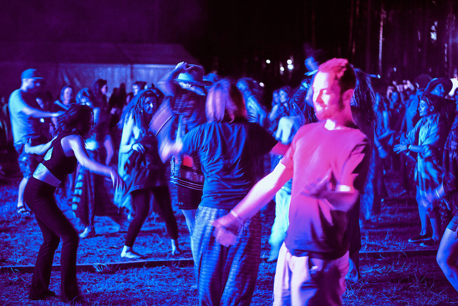 Festiwal Wibracje 3.0. Festiwal Wibracje rokrocznie przyciąga entuzjastów harmonijnego rozwoju, poszukiwaczy wiedzy i pasjonatów życia, spotykających się, by wzajemnie się inspirować i rozwijać swoje potencjały. Kilkutysięczna społeczność charakteryzująca się szczególnym poziomem świadomości rokrocznie wspólnie celebruje radosny czas pośród zieleni drzew, nad słoneczną plażą i w cieniu sosnowego lasu.