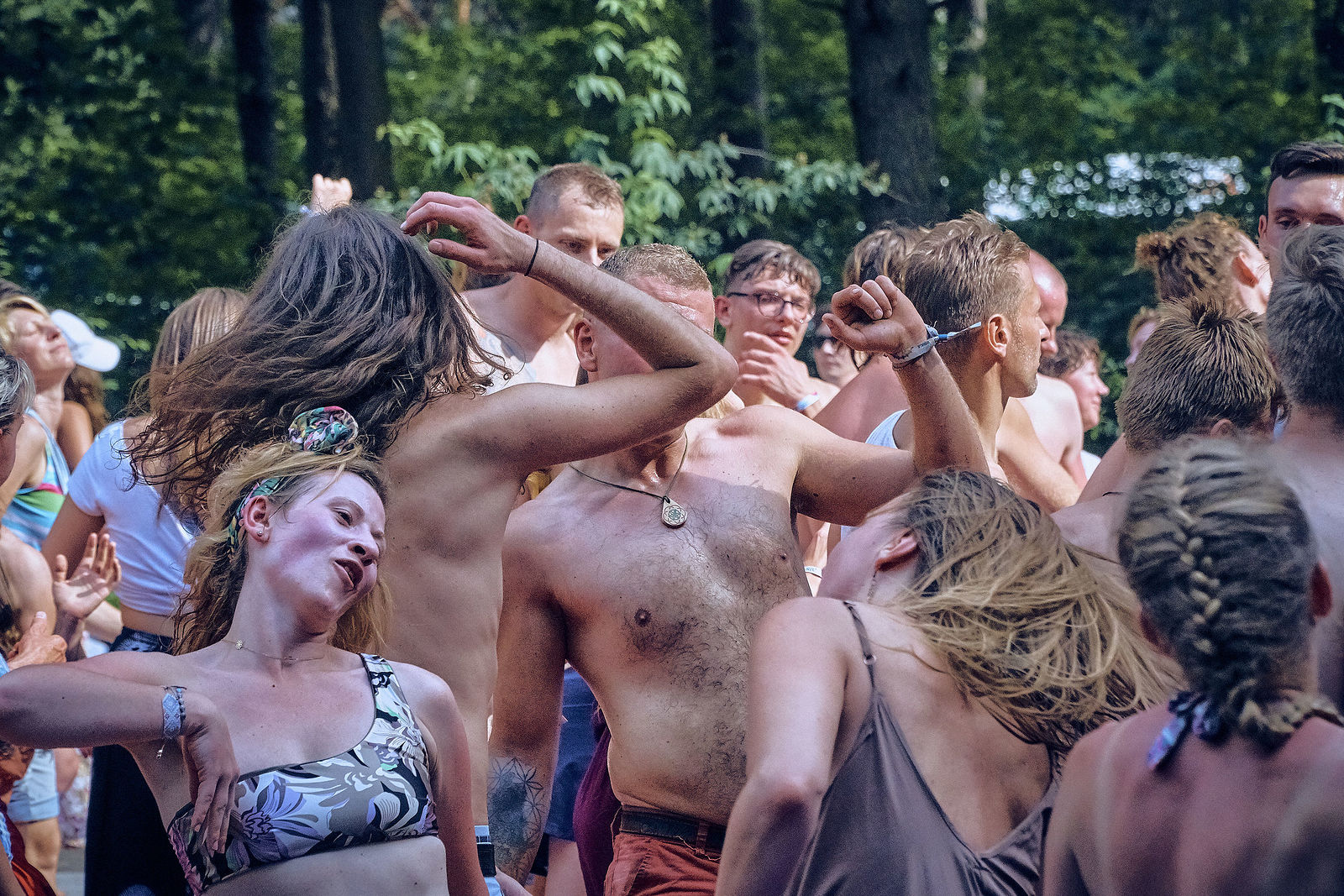 Festiwal Wibracje 3.0. Festiwal Wibracje rokrocznie przyciąga entuzjastów harmonijnego rozwoju, poszukiwaczy wiedzy i pasjonatów życia, spotykających się, by wzajemnie się inspirować i rozwijać swoje potencjały. Kilkutysięczna społeczność charakteryzująca się szczególnym poziomem świadomości rokrocznie wspólnie celebruje radosny czas pośród zieleni drzew, nad słoneczną plażą i w cieniu sosnowego lasu.