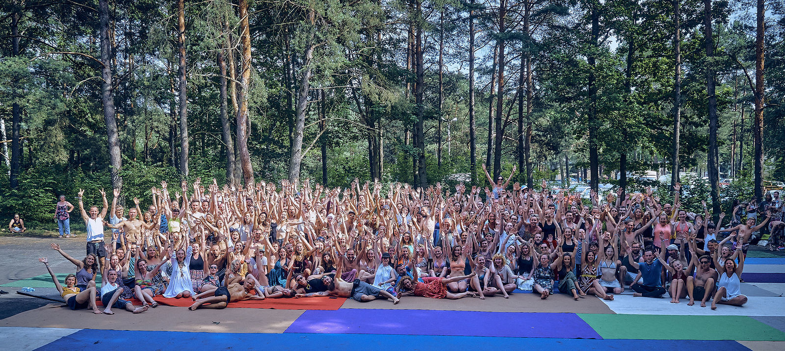 Festiwal Wibracje 3.0. Festiwal Wibracje rokrocznie przyciąga entuzjastów harmonijnego rozwoju, poszukiwaczy wiedzy i pasjonatów życia, spotykających się, by wzajemnie się inspirować i rozwijać swoje potencjały. Kilkutysięczna społeczność charakteryzująca się szczególnym poziomem świadomości rokrocznie wspólnie celebruje radosny czas pośród zieleni drzew, nad słoneczną plażą i w cieniu sosnowego lasu.