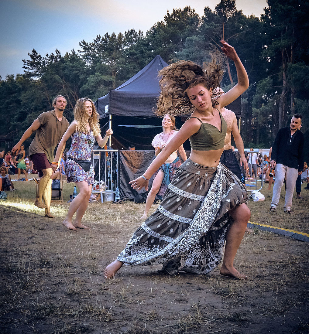 Festiwal Wibracje 3.0. Festiwal Wibracje rokrocznie przyciąga entuzjastów harmonijnego rozwoju, poszukiwaczy wiedzy i pasjonatów życia, spotykających się, by wzajemnie się inspirować i rozwijać swoje potencjały. Kilkutysięczna społeczność charakteryzująca się szczególnym poziomem świadomości rokrocznie wspólnie celebruje radosny czas pośród zieleni drzew, nad słoneczną plażą i w cieniu sosnowego lasu.