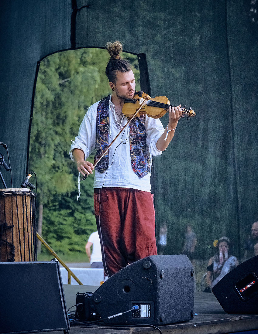 Festiwal Wibracje 3.0. Festiwal Wibracje rokrocznie przyciąga entuzjastów harmonijnego rozwoju, poszukiwaczy wiedzy i pasjonatów życia, spotykających się, by wzajemnie się inspirować i rozwijać swoje potencjały. Kilkutysięczna społeczność charakteryzująca się szczególnym poziomem świadomości rokrocznie wspólnie celebruje radosny czas pośród zieleni drzew, nad słoneczną plażą i w cieniu sosnowego lasu.