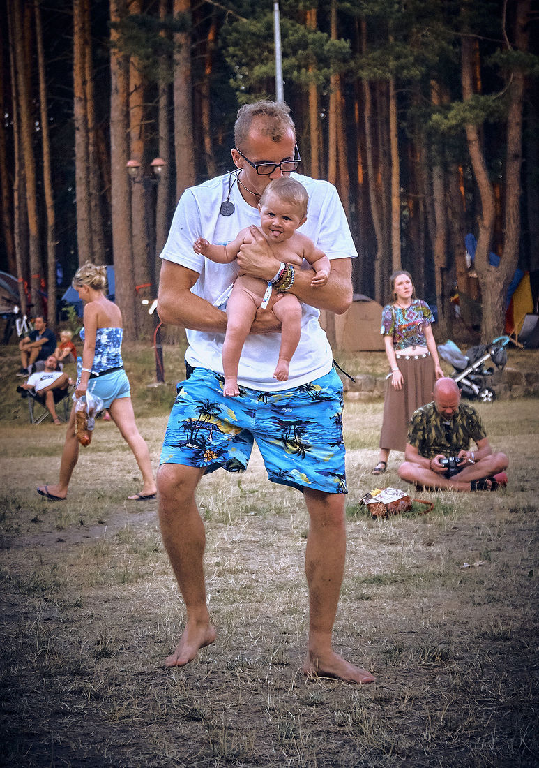 Festiwal Wibracje 3.0. Festiwal Wibracje rokrocznie przyciąga entuzjastów harmonijnego rozwoju, poszukiwaczy wiedzy i pasjonatów życia, spotykających się, by wzajemnie się inspirować i rozwijać swoje potencjały. Kilkutysięczna społeczność charakteryzująca się szczególnym poziomem świadomości rokrocznie wspólnie celebruje radosny czas pośród zieleni drzew, nad słoneczną plażą i w cieniu sosnowego lasu.