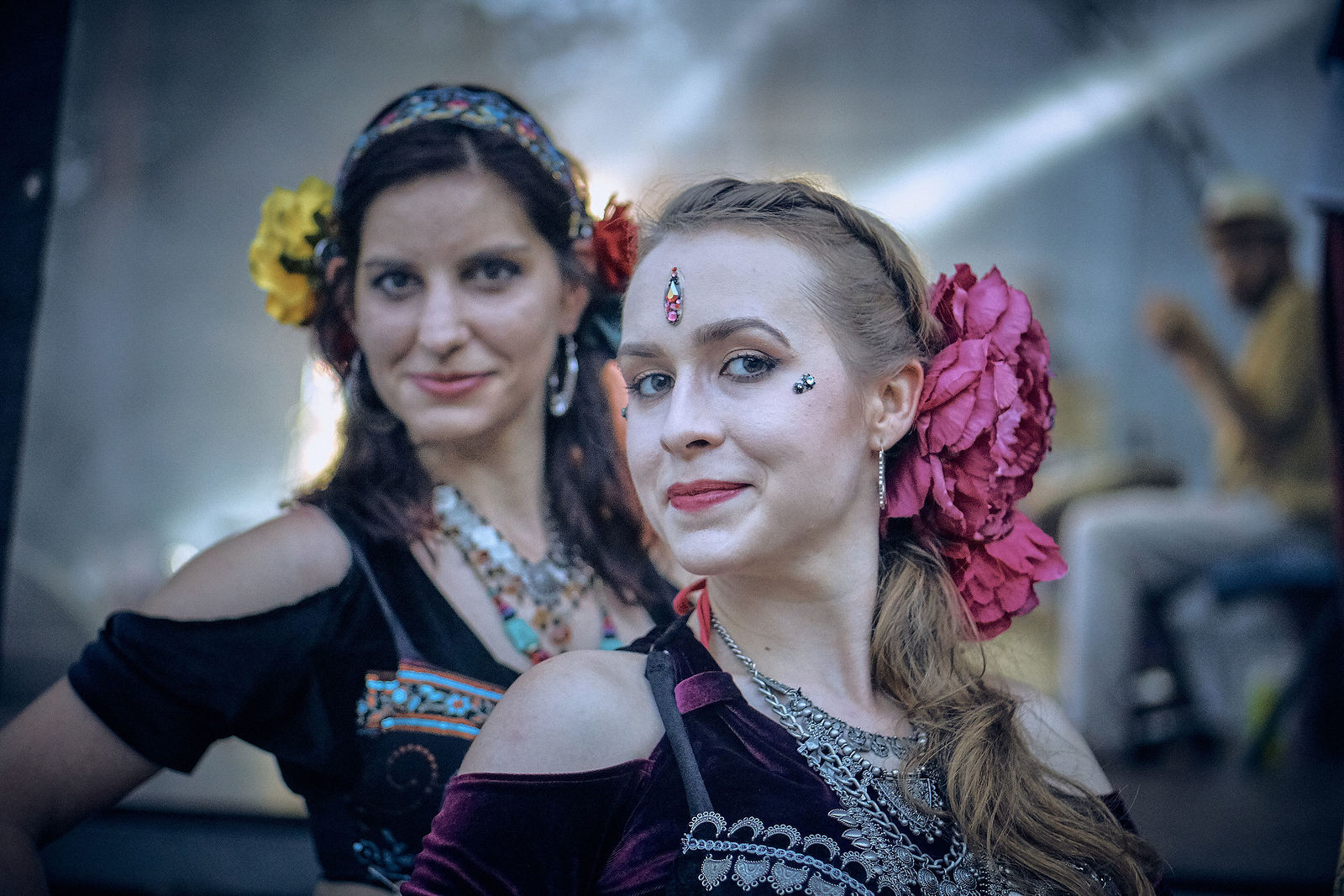 Festiwal Wibracje 3.0. Festiwal Wibracje rokrocznie przyciąga entuzjastów harmonijnego rozwoju, poszukiwaczy wiedzy i pasjonatów życia, spotykających się, by wzajemnie się inspirować i rozwijać swoje potencjały. Kilkutysięczna społeczność charakteryzująca się szczególnym poziomem świadomości rokrocznie wspólnie celebruje radosny czas pośród zieleni drzew, nad słoneczną plażą i w cieniu sosnowego lasu.